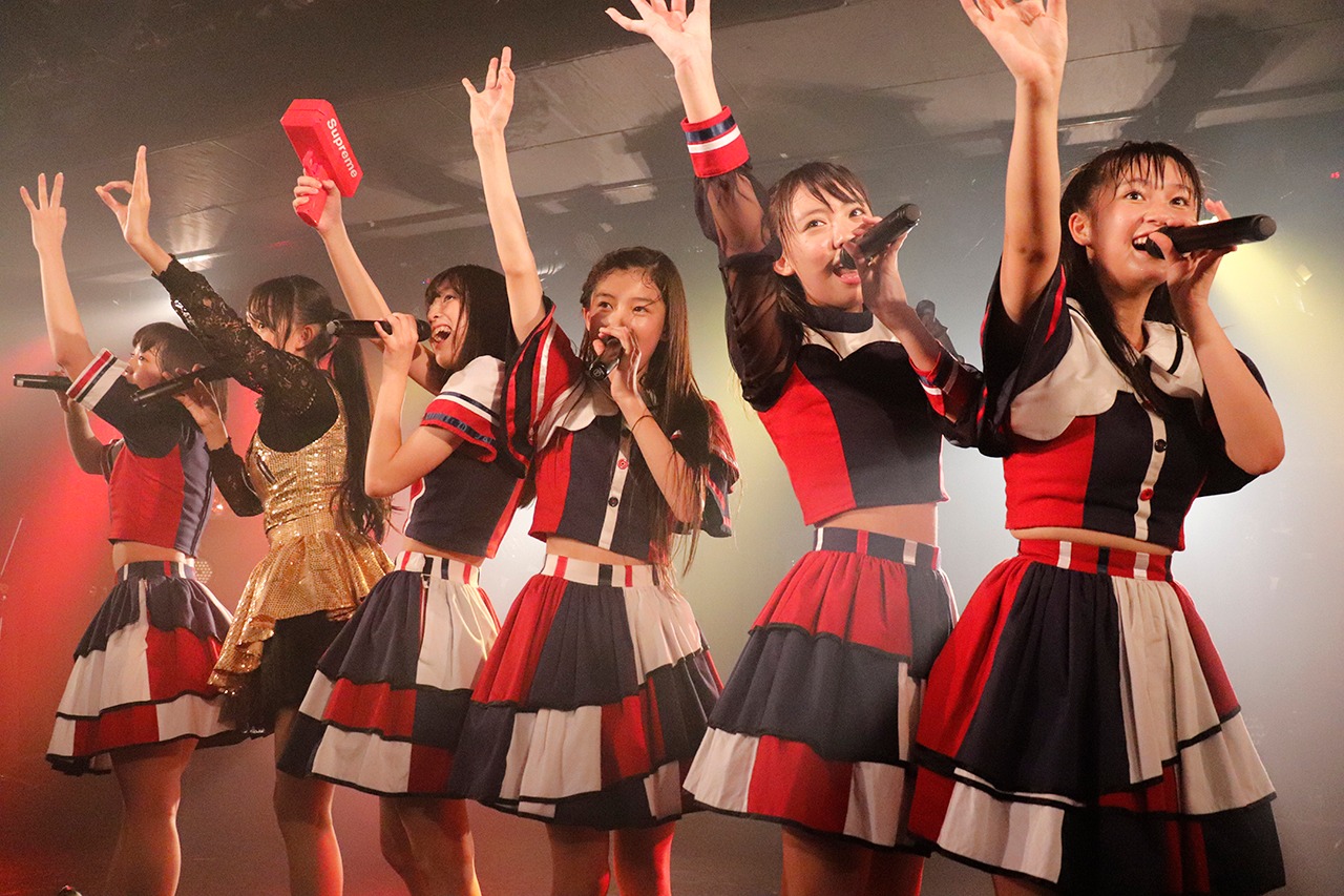 桜エビ～ずのワンマンライブ第1部「welcome to the village star」の様子。（写真提供：スターダストプロモーション）