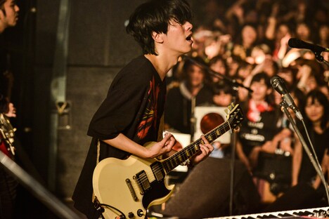 ホリエアツシ（Vo, G, Piano）（Photo by Rui Hashimoto［SOUND SHOOTER］）
