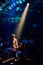ホリエアツシ（Vo, G, Piano）（Photo by Rui Hashimoto［SOUND SHOOTER］）