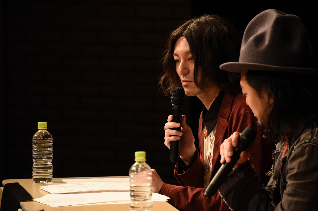 左から志磨遼平、堀嵜ヒロキ。