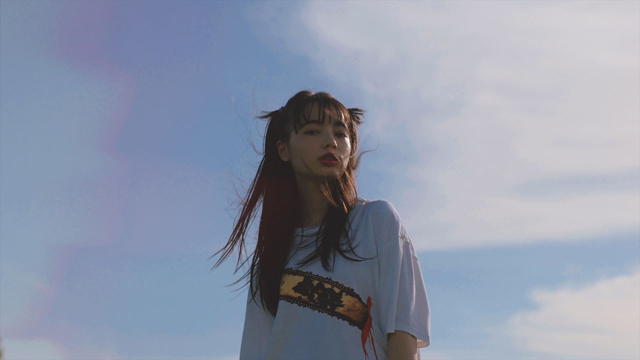 MANON「2 LIVE IN A REAL WORLD feat. Normcore Boyz」ミュージックビデオのワンシーン。
