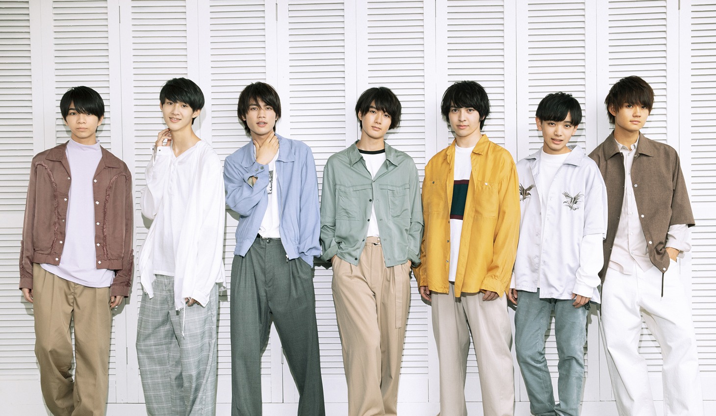 「M!LK OFFICIAL CALENDAR 2019 M!!!!!!!LK」より、4月のカット。