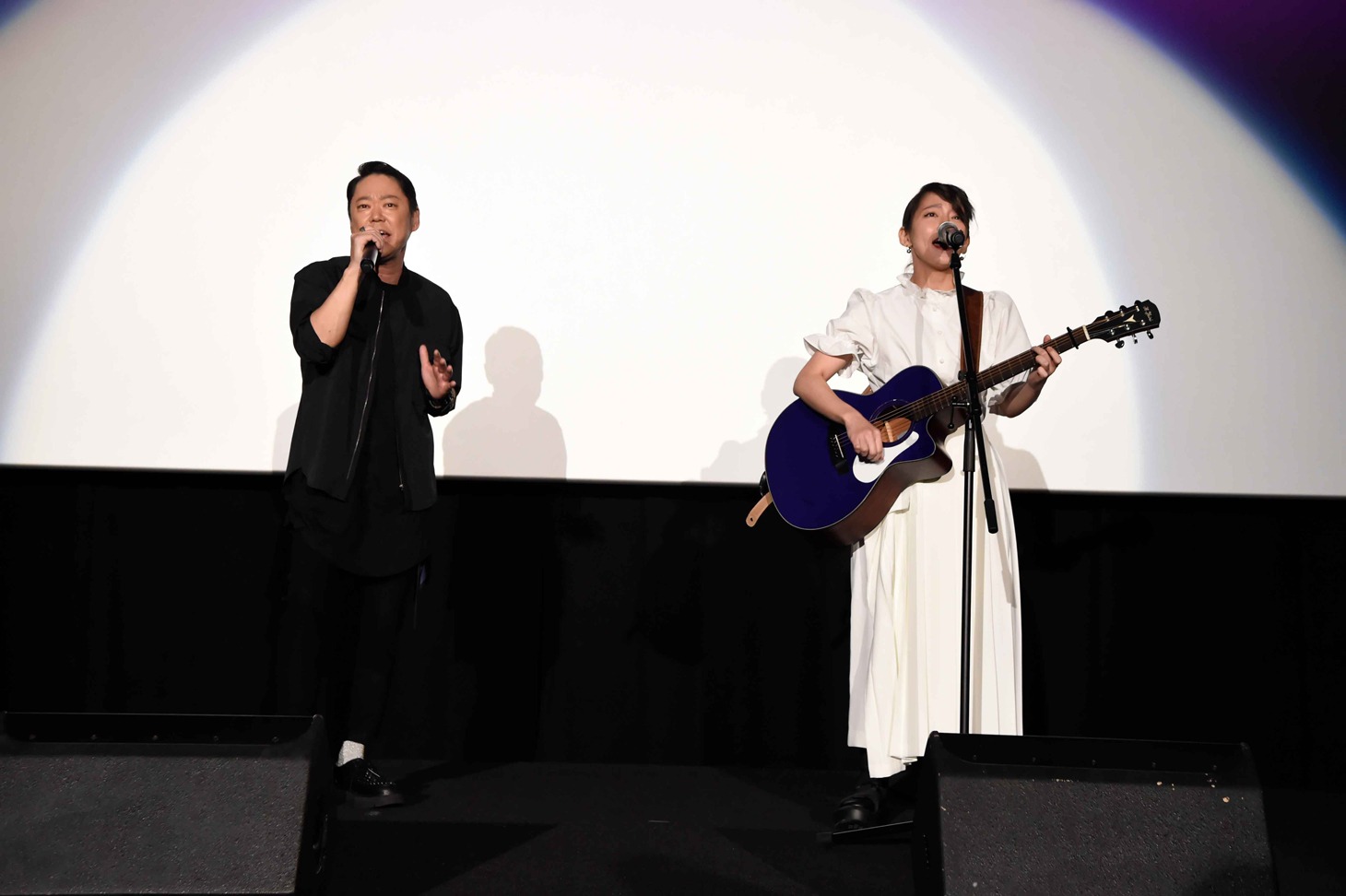 「体の芯からまだ燃えているんだ」をデュエットする阿部サダヲと吉岡里帆。