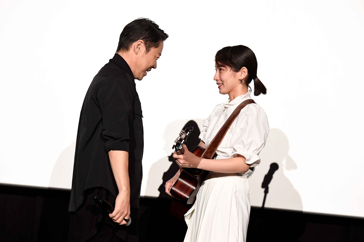 「体の芯からまだ燃えているんだ」を披露する阿部サダヲと吉岡里帆。