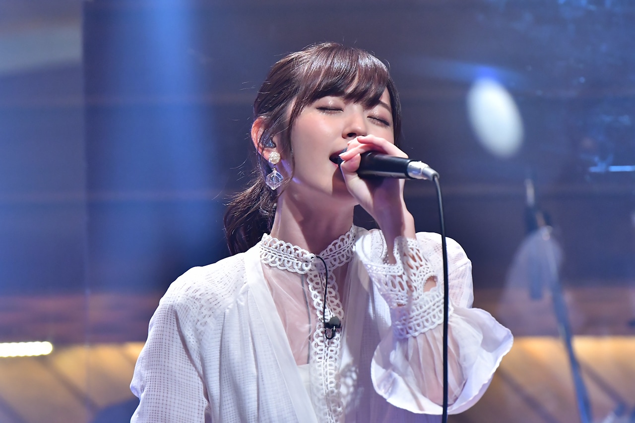 鈴木愛理、“初めてがたくさん詰まった収録”で絢香「三日月」など3曲コラボ