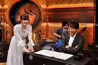 左から鈴木愛理、本間昭光。