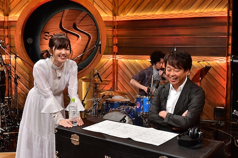 左から鈴木愛理、本間昭光。