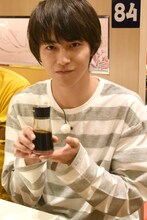 醬油差しを持つタカシ。