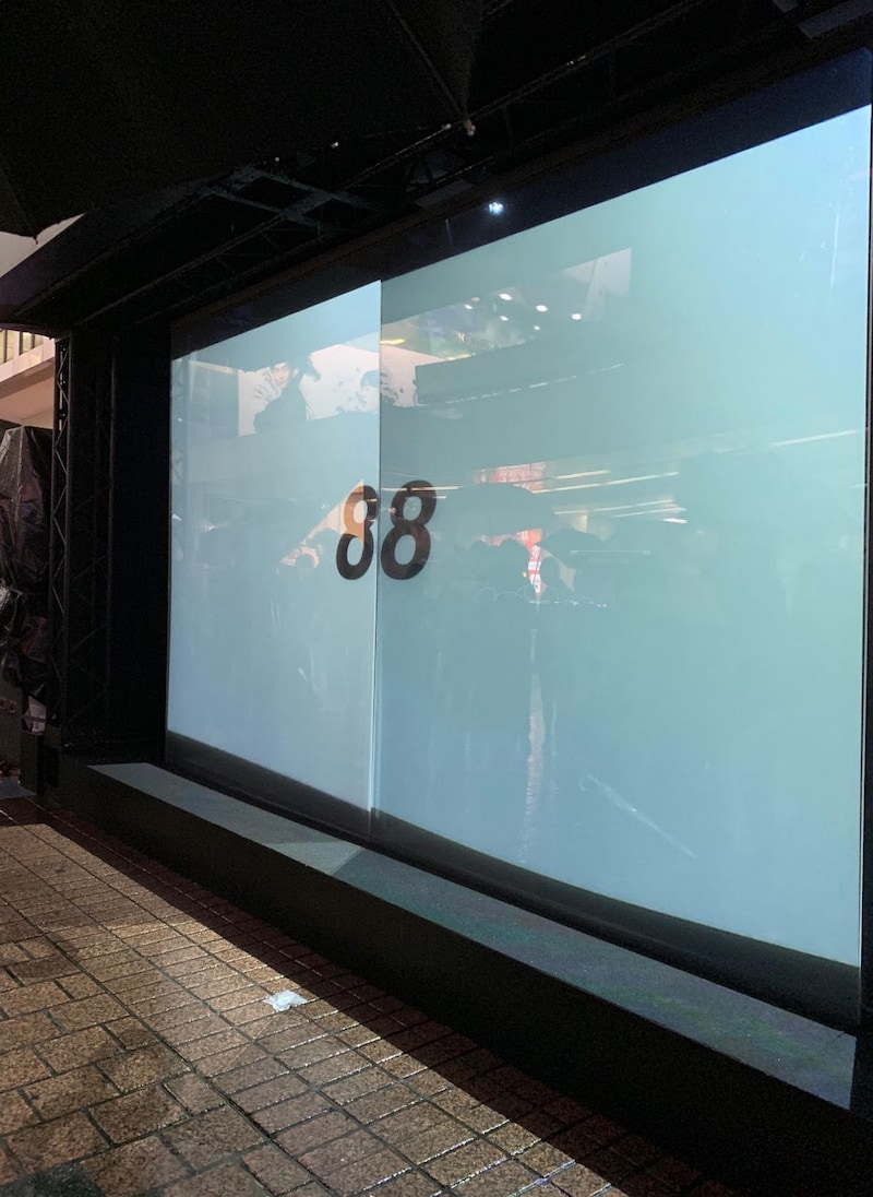 東京・渋谷ハチ公前広場のライブショーケースステージ。