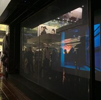 東京・渋谷ハチ公前広場のライブショーケースステージ。