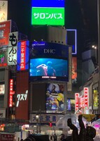 東京・渋谷スクランブル交差点の大型4面ビジョン。