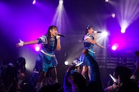 左から奥澤レイナ、愛来。（撮影：笹森健一）