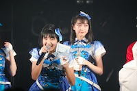 ライブ会場限定シングル「まけずぎらい」を持つ小島はな（左）。（撮影：笹森健一）