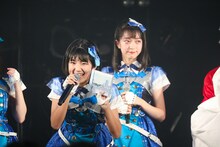 ライブ会場限定シングル「まけずぎらい」を持つ小島はな（左）。（撮影：笹森健一）