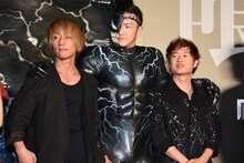 中村獅童（中央）と肩を組む彰（左）、克哉（右）。