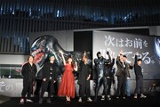 ヴェノムトラック(奥)の出発式を行う登壇者たち。