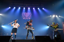 超神ネイガー（中央）と悪役を退治する小林歌穂（左）。（写真提供：SMEレコーズ）