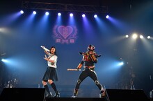 左から小林歌穂、超神ネイガー。（写真提供：SMEレコーズ）