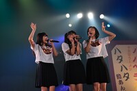 左から柏木ひなた、中山莉子、小林歌穂。（写真提供：SMEレコーズ）