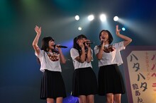 左から柏木ひなた、中山莉子、小林歌穂。（写真提供：SMEレコーズ）