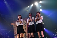 左から星名美怜、安本彩花、真山りか。（写真提供：SMEレコーズ）