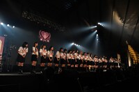 ステージ上に並んだ桜エビ～ず、いぎなり東北産、pramo、私立恵比寿中学。（写真提供：SMEレコーズ）