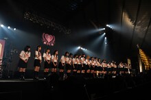 ステージ上に並んだ桜エビ～ず、いぎなり東北産、pramo、私立恵比寿中学。（写真提供：SMEレコーズ）