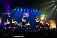 エビ中 with pramo（写真提供：SMEレコーズ）