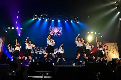 エビ中 with pramo（写真提供：SMEレコーズ）