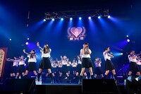 エビ中 with 桜エビ～ず（写真提供：SMEレコーズ）