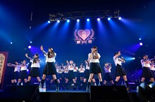 エビ中 with 桜エビ～ず（写真提供：SMEレコーズ）