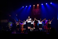 ご当地キャラクターオールスターズと「手をつなごう」をコラボする私立恵比寿中学。（写真提供：SMEレコーズ）