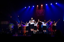 ご当地キャラクターオールスターズと「手をつなごう」をコラボする私立恵比寿中学。（写真提供：SMEレコーズ）