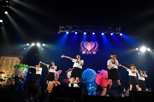 ご当地キャラクターオールスターズと「手をつなごう」をコラボする私立恵比寿中学。（写真提供：SMEレコーズ）