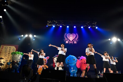 ご当地キャラクターオールスターズと「手をつなごう」をコラボする私立恵比寿中学。（写真提供：SMEレコーズ）