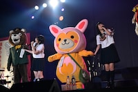 ご当地キャラクターオールスターズと「手をつなごう」をコラボする私立恵比寿中学。（写真提供：SMEレコーズ）