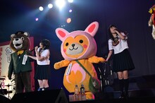 ご当地キャラクターオールスターズと「手をつなごう」をコラボする私立恵比寿中学。（写真提供：SMEレコーズ）