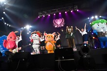 ご当地キャラクターオールスターズと「手をつなごう」をコラボする私立恵比寿中学。（写真提供：SMEレコーズ）