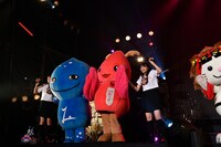 ご当地キャラクターオールスターズと「手をつなごう」をコラボする私立恵比寿中学。（写真提供：SMEレコーズ）