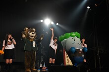 ご当地キャラクターオールスターズと「手をつなごう」をコラボする私立恵比寿中学。（写真提供：SMEレコーズ）