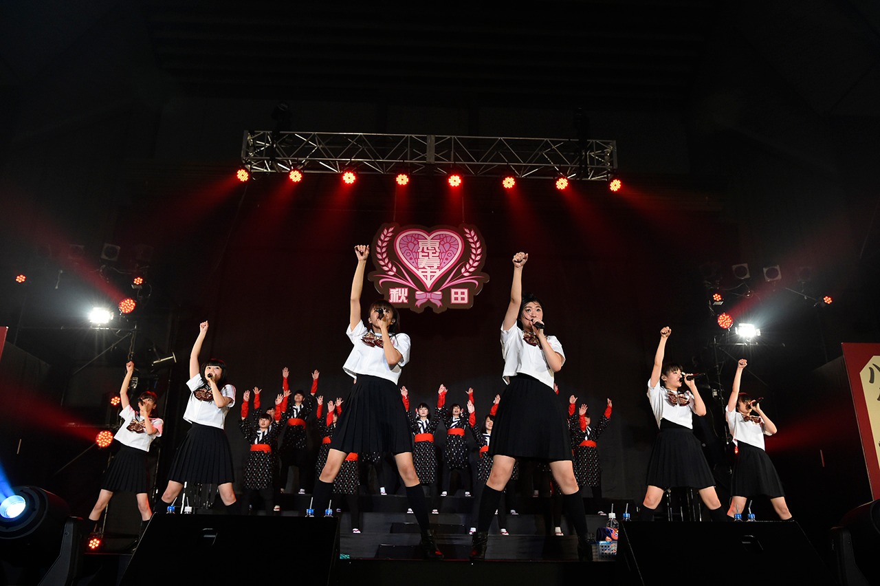 ドンパン娘と「大漁恵比寿節」 をコラボする私立恵比寿中学。（写真提供：SMEレコーズ）