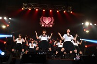 ドンパン娘と「大漁恵比寿節」 をコラボする私立恵比寿中学。（写真提供：SMEレコーズ）