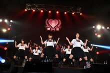 ドンパン娘と「大漁恵比寿節」 をコラボする私立恵比寿中学。（写真提供：SMEレコーズ）