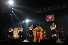 藤原美幸と「でかどんでん」をコラボする私立恵比寿中学。（写真提供：SMEレコーズ）