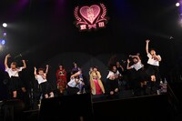 藤原美幸と「でかどんでん」をコラボする私立恵比寿中学。（写真提供：SMEレコーズ）