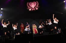 藤原美幸と「でかどんでん」をコラボする私立恵比寿中学。（写真提供：SMEレコーズ）