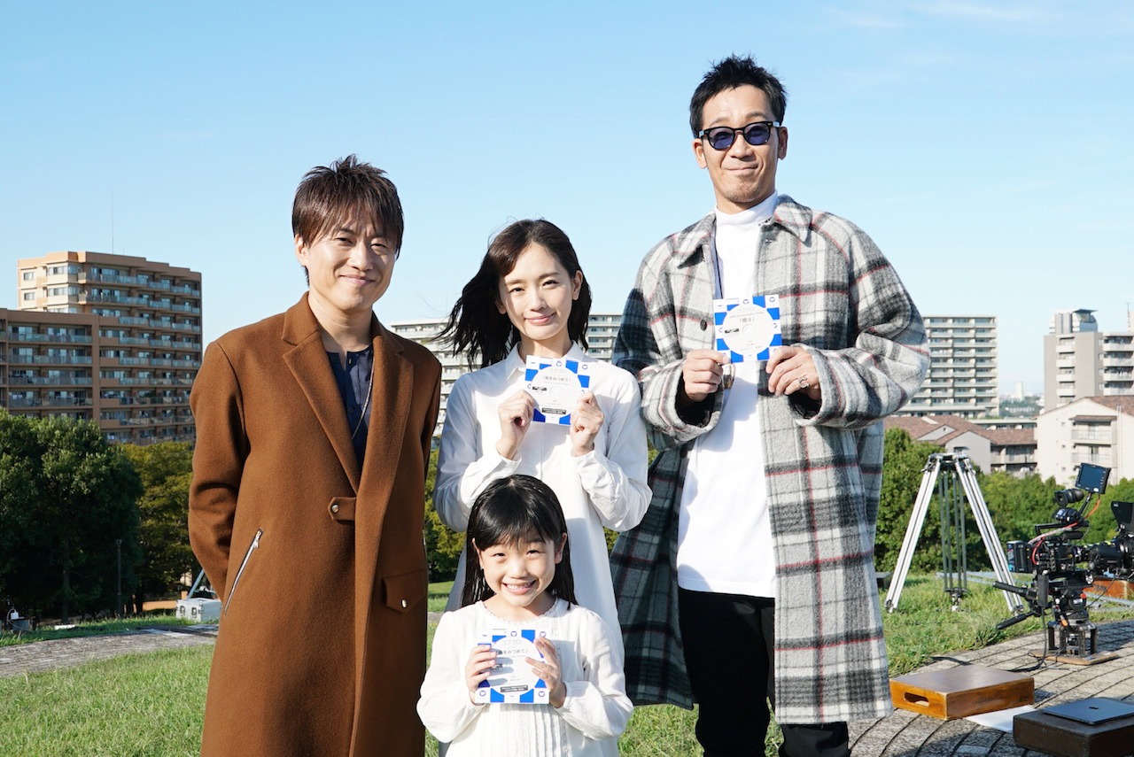 コブクロと中村ゆり、山崎莉里那。
