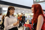 千葉・成田国際空港で取材を行う生田絵梨花(左)。(c)テレビ東京