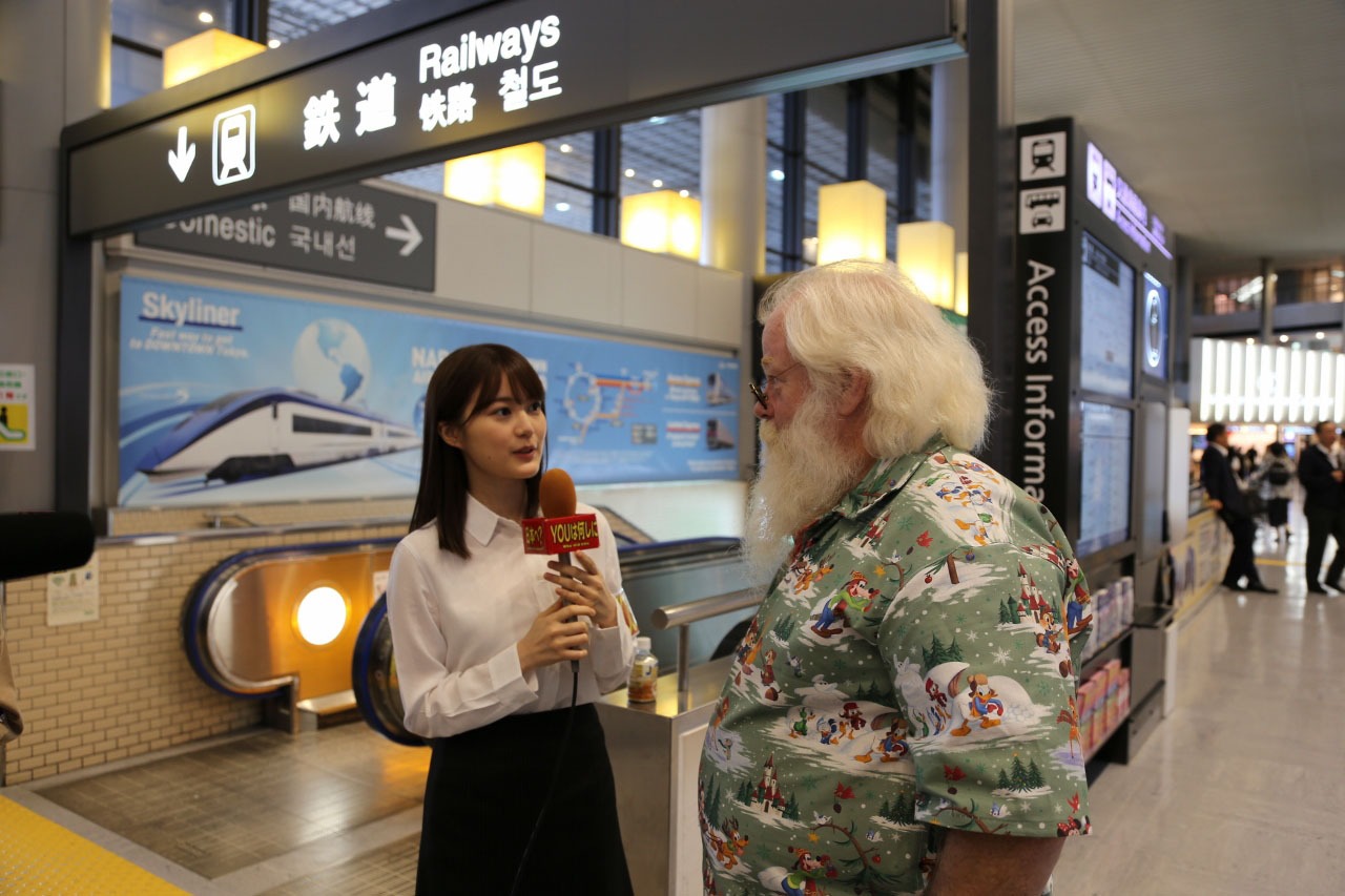千葉・成田国際空港で取材を行う生田絵梨花（左）。(c)テレビ東京
