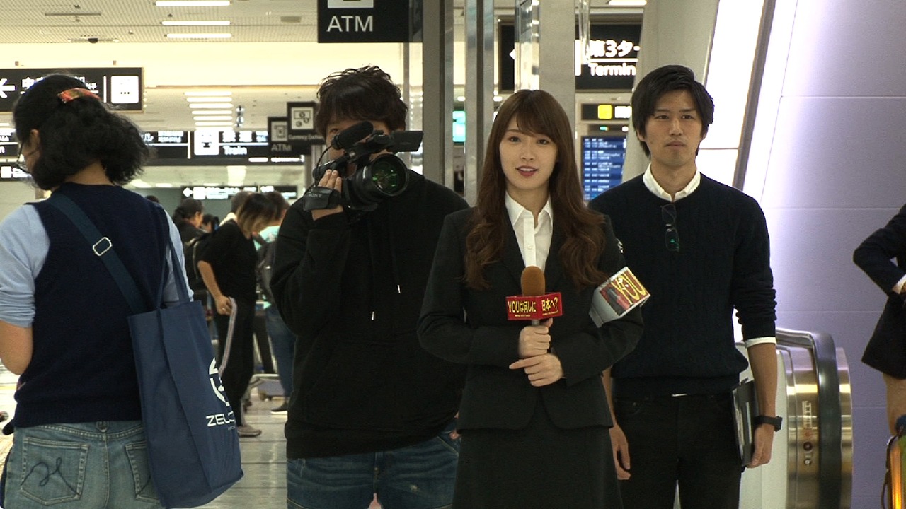 千葉・成田国際空港で取材を行う高山一実。(c)テレビ東京